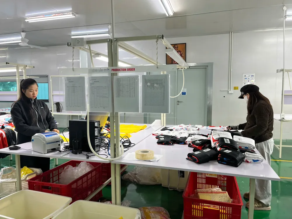 Nhân viên Onos kiểm tra và đóng gói áo sau sản xuất